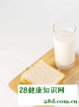 饮食养生：牛奶+面包 先吃哪个更好