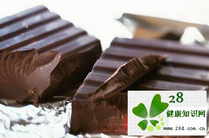 经常食用黑巧克力可保护皮肤免受紫外线的侵害