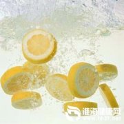 柠檬片泡水喝的作用