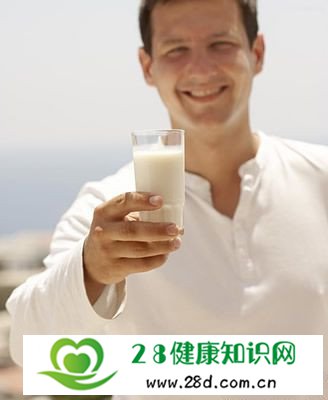 男性过量喝牛奶补钙 容易上患前列腺疾病